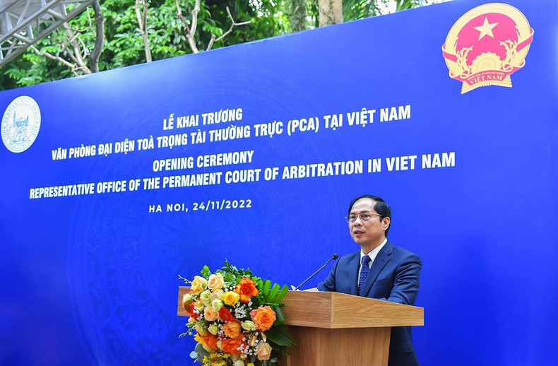 裴青山部长在揭牌仪式上发言。