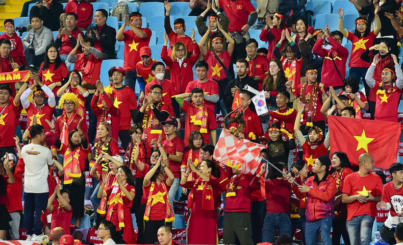 越南球迷在体育场上助威。