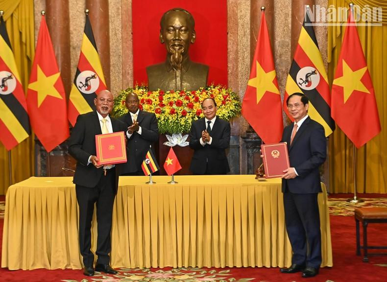 国家主席阮春福与约韦里·卡古塔·穆塞韦尼总统见证双边合作文件的签字仪式。 国家主席阮春福与约韦里·卡古塔·穆塞韦尼总统见证双边合作文件的签字仪式。