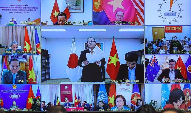 越南驻外大使和代表机构首席代表作报告。 越南驻外大使和代表机构首席代表作报告。