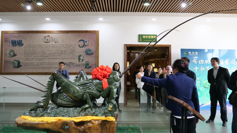 与会代表观看滙玉堂玉博物馆的《蟋蟀王》镇馆之宝。