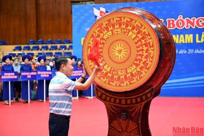 越南记协副主席、赛事组委会主任阮德利在开幕式上打鼓。 越南记协副主席、赛事组委会主任阮德利在开幕式上打鼓。