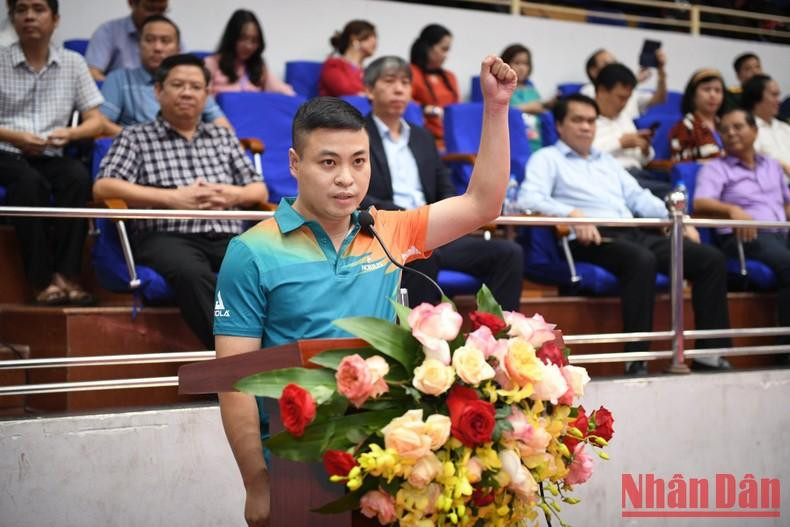 来自《人民公安报》社的运动员陈光和代表运动员们宣誓。 来自《人民公安报》社的运动员陈光和代表运动员们宣誓。