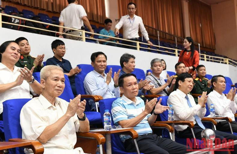 出席开幕式的各位代表。 出席开幕式的各位代表。