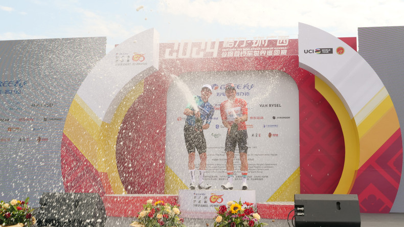 赛段奖项获得者车手喷香槟来庆祝胜利。 赛段奖项获得者车手喷香槟来庆祝胜利。