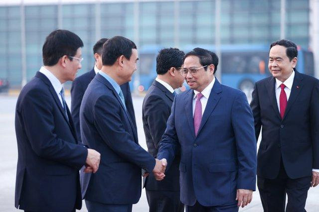 范明正总理与前来机场送行的官员握手。 范明正总理与前来机场送行的官员握手。