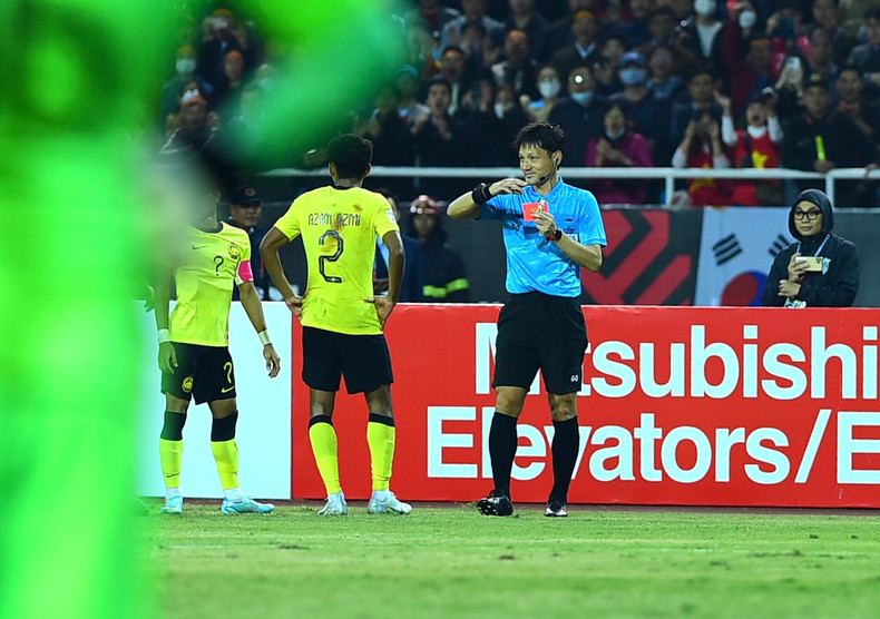主裁判出示红牌罚下马来西亚球员。