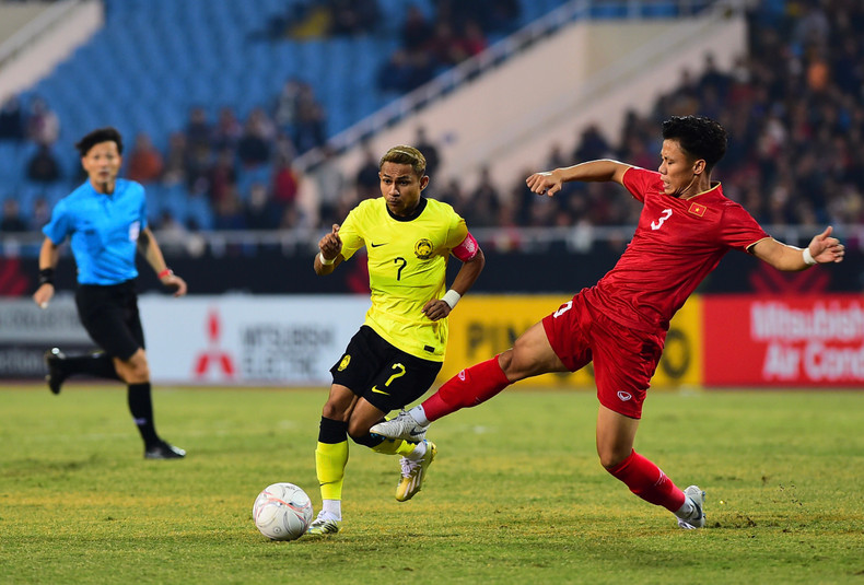 两队球员激烈拼抢。