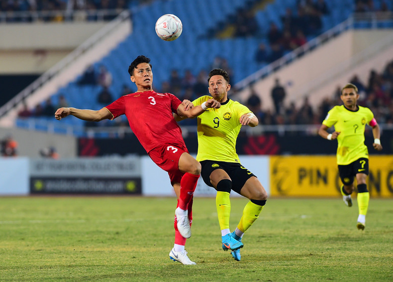 两队球员激烈拼抢。