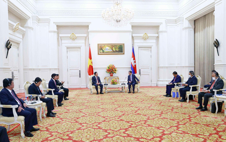 国会主席王廷惠会见洪森首相。 国会主席王廷惠会见洪森首相。