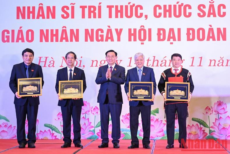 国会主席王廷惠向与会代表赠送纪念品。