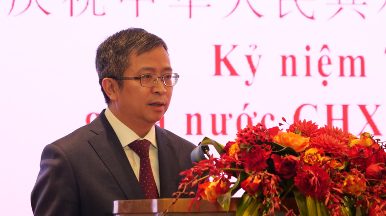 范清平大使在招待会上发言。 范清平大使在招待会上发言。