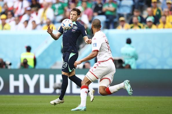 两队球员激烈拼抢。 两队球员激烈拼抢。