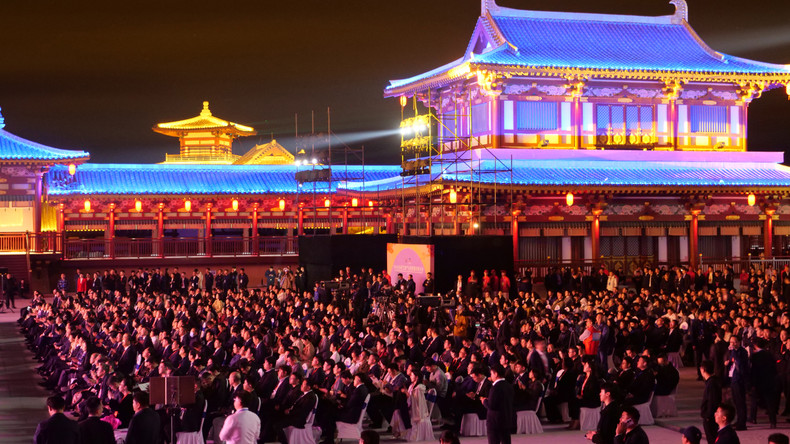 与会代表参加开幕式。