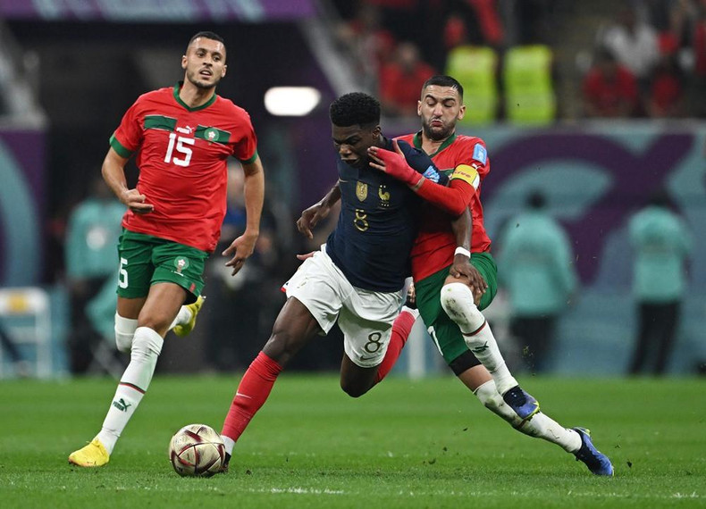 两队球员拼抢。 两队球员拼抢。