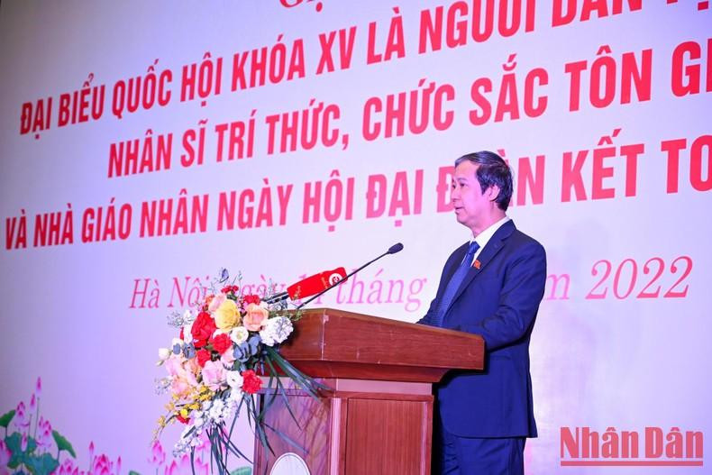 教育与培训部部长阮金山在见面会上讲话。