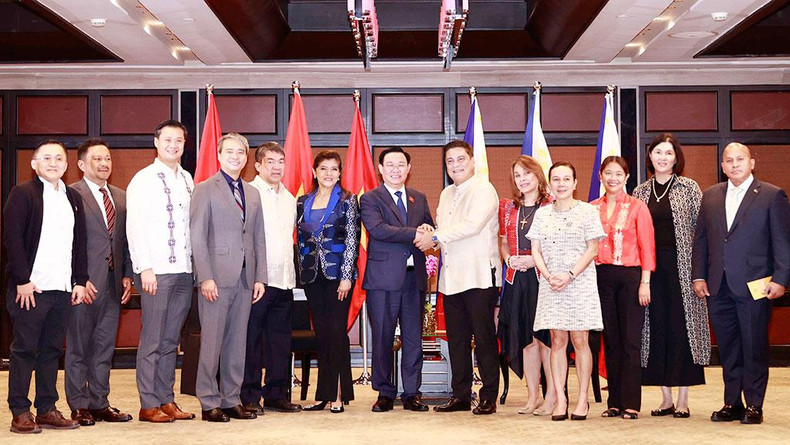 国会主席王廷惠与胡安·祖比里议长和双方代表合影。 国会主席王廷惠与胡安·祖比里议长和双方代表合影。