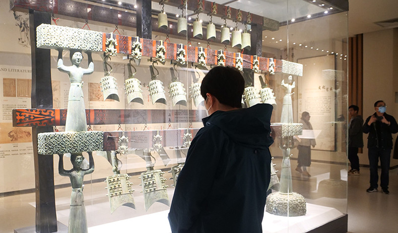 外媒记者参观黄河文化馆。 外媒记者参观黄河文化馆。