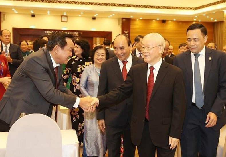 越共中央总书记和与会代表握手。