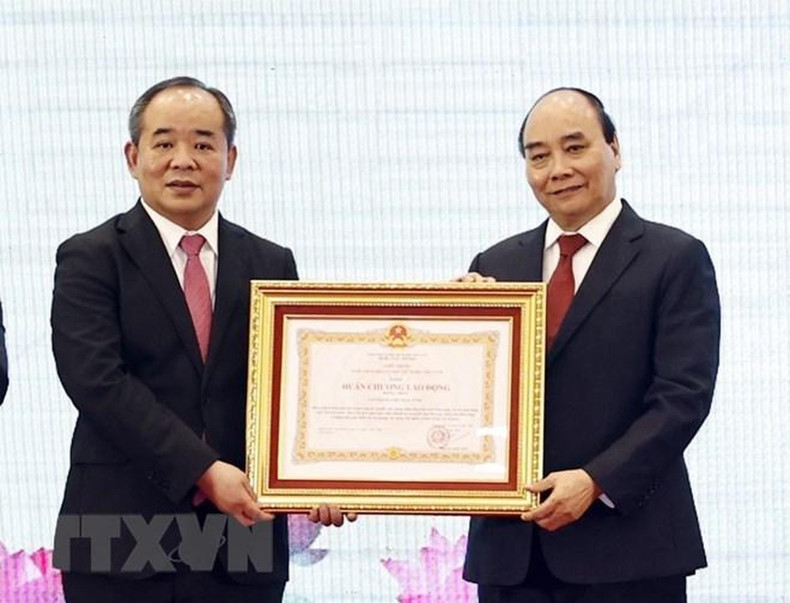 国家主席阮春福向国家主席办公厅授予一等劳动勋章。