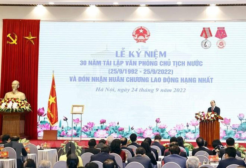 国家主席阮春福在会上发表讲话。