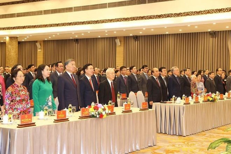 与会代表举行向国旗敬礼仪式。