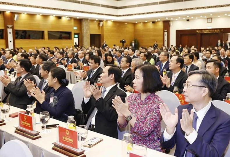 各位代表出席纪念仪式。