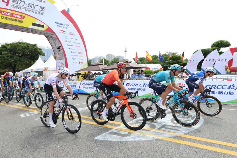 车手们出发。 车手们出发。