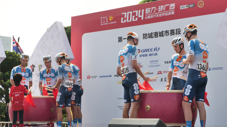 车队成员亮相时体验打鼓。 车队成员亮相时体验打鼓。