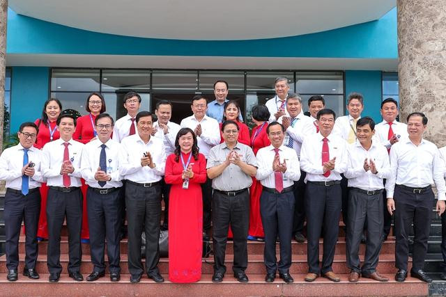 范明正总理与芹苴医药大学领导合影。