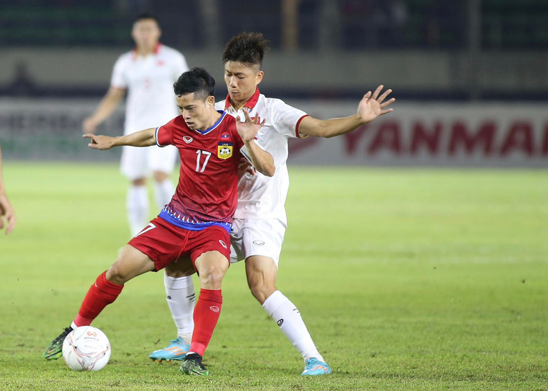 两队拼抢激烈。 两队拼抢激烈。