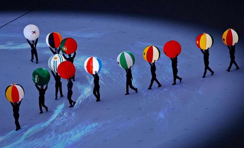 出征世界杯决赛阶段的各支球队的国旗元素在卢赛尔球场亮相。 出征世界杯决赛阶段的各支球队的国旗元素在卢赛尔球场亮相。