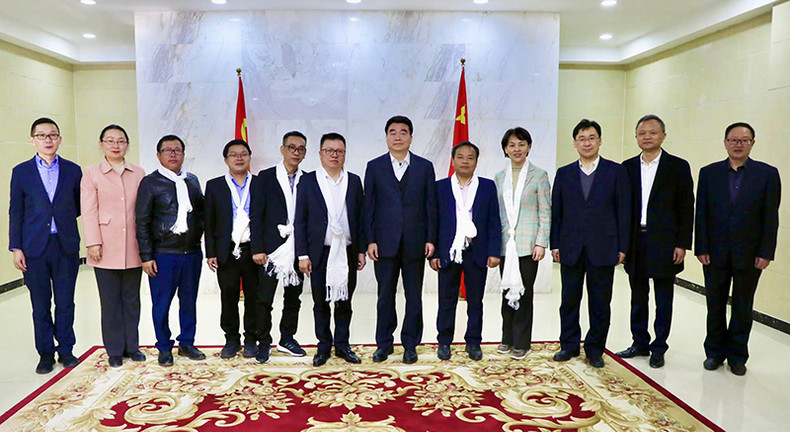 越南人民报代表团与西藏自治区领导合影。