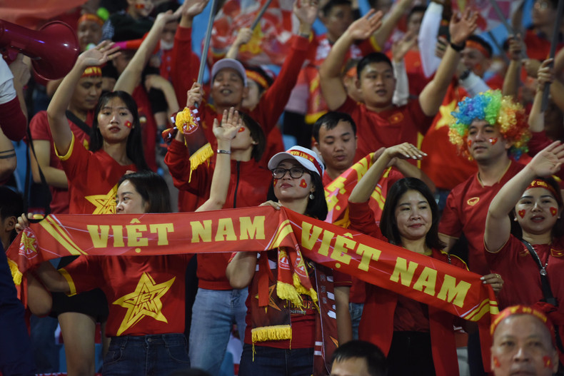 越南球迷染红了体育场一角。 越南球迷染红了体育场一角。