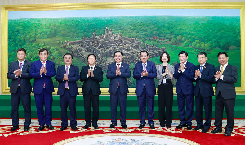 国会主席王廷惠合洪森首相合双方代表合影。(完) 国会主席王廷惠合洪森首相合双方代表合影。(完)