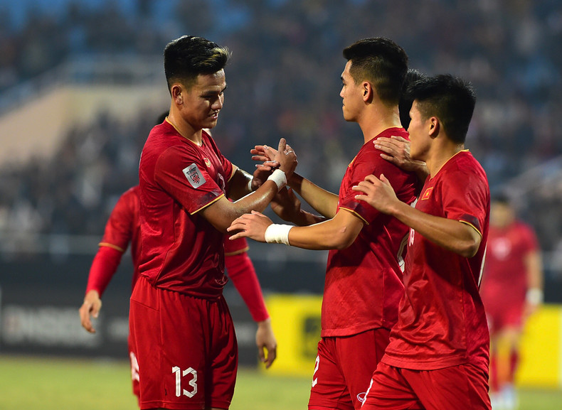 越南球员庆祝进球。