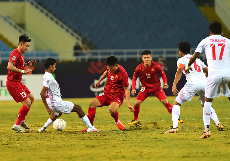 越南队向对手施压。