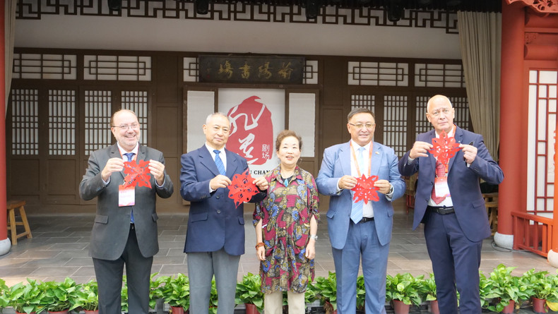 国际媒体代表介绍其剪纸作品。 国际媒体代表介绍其剪纸作品。