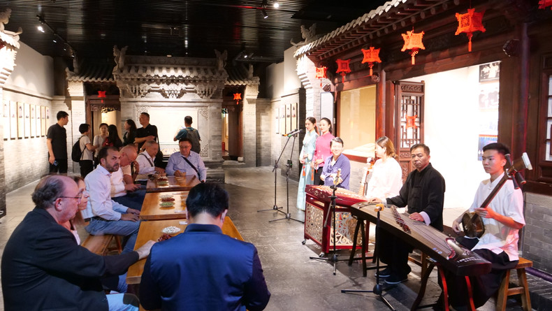 国际媒体代表观看陕北民歌演出。 国际媒体代表观看陕北民歌演出。