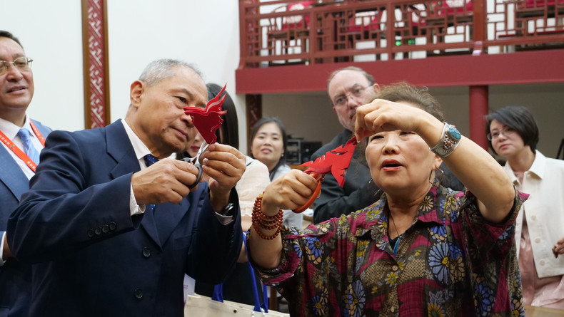 国际媒体代表体验剪纸。 国际媒体代表体验剪纸。