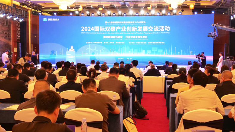 与会嘉宾在2024年国际双碳产业创新发展交流活动上发言。 与会嘉宾在2024年国际双碳产业创新发展交流活动上发言。