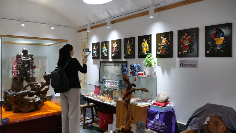 国际媒体代表了解彩绘艺术。 国际媒体代表了解彩绘艺术。