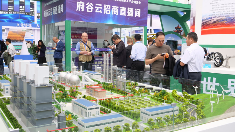 各位嘉宾参观展位。 各位嘉宾参观展位。