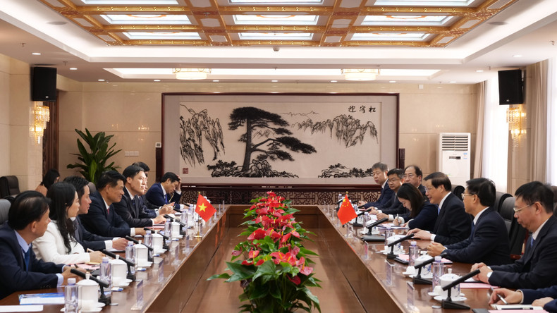 阮辉进检察长与中国最高人民检察院检察长应勇举行会谈。 阮辉进检察长与中国最高人民检察院检察长应勇举行会谈。