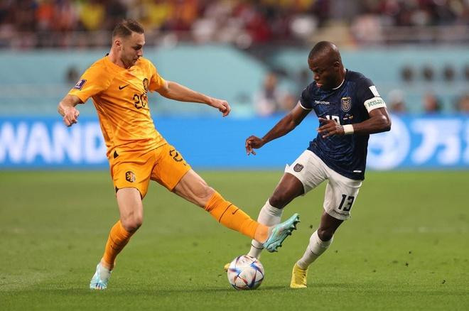 两队球员拼抢。 两队球员拼抢。