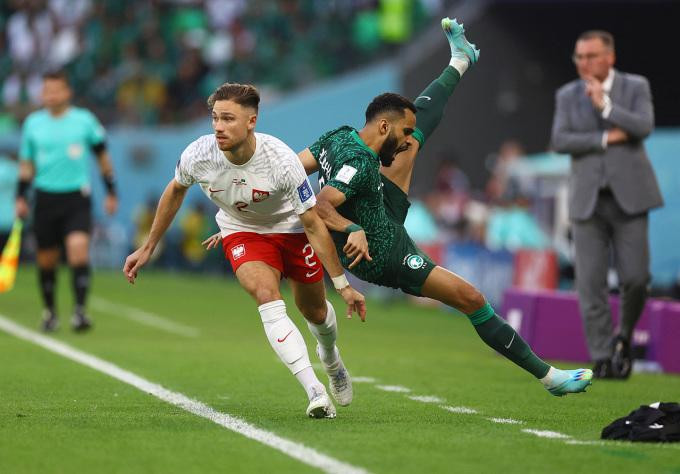 两队球员相撞。 两队球员相撞。