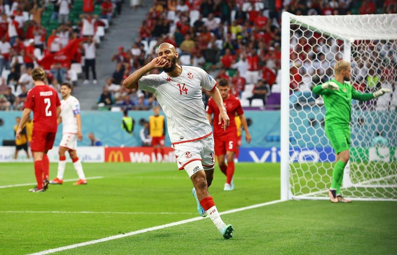 伊萨姆•杰巴利险些吊射破门。 伊萨姆•杰巴利险些吊射破门。