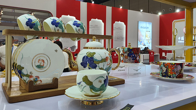 高档瓷器展示。