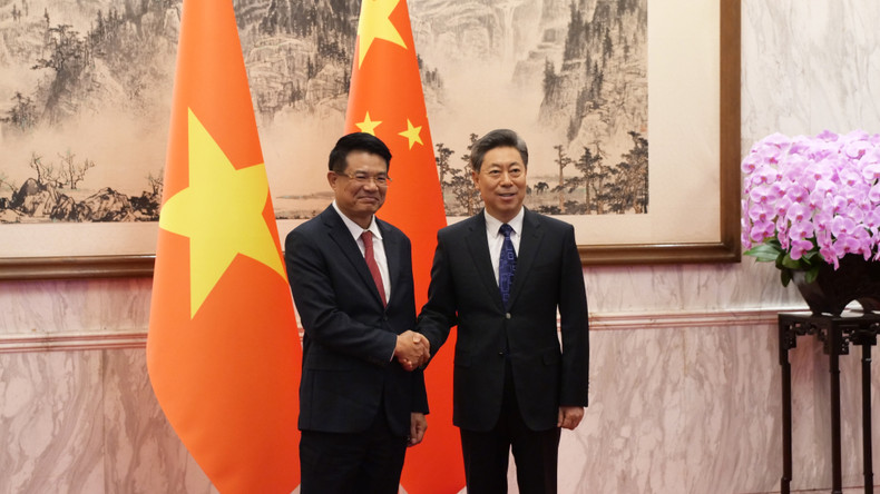 阮辉进检察长礼节性拜会中共中央政治局委员、中央政法委书记陈文清。 阮辉进检察长礼节性拜会中共中央政治局委员、中央政法委书记陈文清。