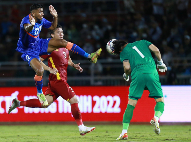 两队球员激烈拼抢。 两队球员激烈拼抢。